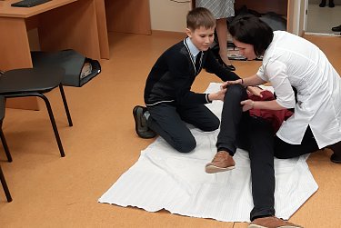 Уметь оказать первую помощь